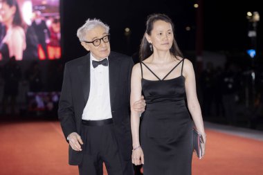 Venedik, İtalya - Eylül 04: Yönetmen Woody Allen ve Soon-Yi Previn, 80. Venedik Uluslararası Film Festivali 'nde 