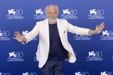 7 Eylül 2023 'te Venedik, İtalya' daki Venedik Film Festivali 'nde yönetmen Giorgio Diritti' Lubo 'nun fotoğraf çağrısına katıldı..
