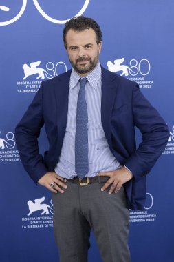 Venedik, İtalya - 30 Ağustos 2023 'te Venedik, İtalya' da düzenlenen 80. Venedik Uluslararası Film Festivali 'nde yönetmen Edoardo De Angelis 