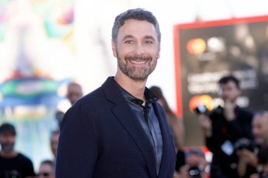 7 Eylül 2023 'te Venedik, İtalya' da düzenlenen 80. Venedik Film Festivali 'nde Raoul Bova, Lubo adlı filmin fotoğraf çağrısına katıldı..