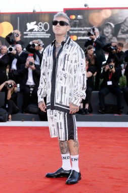 Venedik, İtalya - 30 Ağustos 2023 tarihinde Venedik, İtalya 'da düzenlenen 80. Venedik Uluslararası Film Festivali' nde şarkıcı Lazza kırmızı halıya katıldı.. 