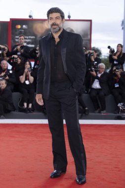 VENICE, İtalya - 30 Ağustos 2023 tarihinde Venedik, İtalya 'da düzenlenen 80. Venedik Uluslararası Film Festivali' nde aktör Pierfrancesco Favino 