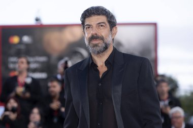 VENICE, İtalya - 30 Ağustos 2023 tarihinde Venedik, İtalya 'da düzenlenen 80. Venedik Uluslararası Film Festivali' nde aktör Pierfrancesco Favino 