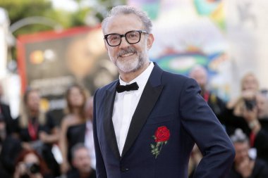 VENICE, İtalya - 31 Ağustos 2023 tarihinde Venedik, İtalya 'da düzenlenen 80. Venedik Uluslararası Film Festivali' nde Massimo Bottura 