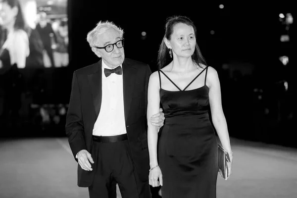 Venecia Italia Septiembre Director Woody Allen Soon Previn Asisten Alfombra —  Fotos de Stock