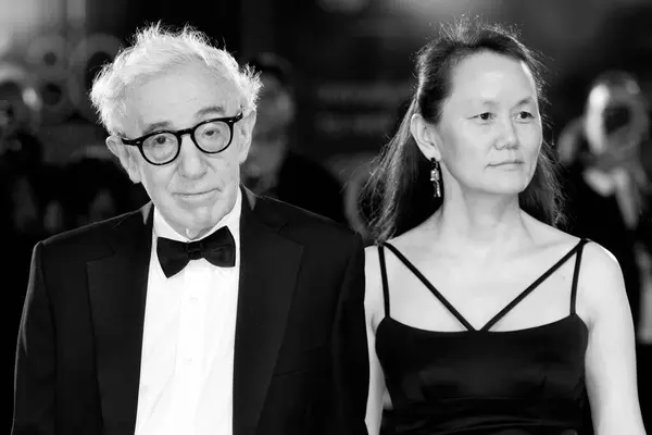 Venecia Italia Septiembre Director Woody Allen Soon Previn Asisten Alfombra Imagen De Stock