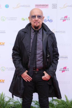 MILAN, İtalya - 16 Mayıs 2024 tarihinde İtalya 'nın Milano kentinde düzenlenen 29. Fairplay Centilmen Ödülüne katılan şarkıcı Enrico Ruggeri.