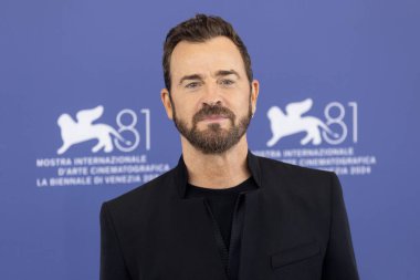 28 Ağustos 2024 'te Venedik, İtalya' da düzenlenen 81. Venedik Uluslararası Film Festivali sırasında Justin Theroux Beetlejuice fotoğraf çekimine katıldı..
