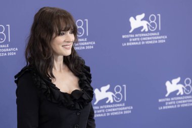 Winona Ryder 28 Ağustos 2024 'te Venedik, İtalya' da düzenlenen 81. Venedik Uluslararası Film Festivali sırasında Beetlejuice fotoğraf çekimine katıldı..