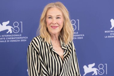 Venedik, İtalya - 28 Ağustos 2024 'te Venedik, İtalya' da düzenlenen 81. Venedik Uluslararası Film Festivali sırasında Catherine O 'Hara Beetlejuice fotoğraf çekimine katıldı..