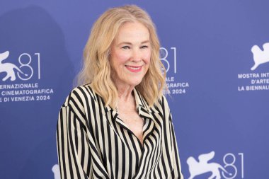 Venedik, İtalya - 28 Ağustos 2024 'te Venedik, İtalya' da düzenlenen 81. Venedik Uluslararası Film Festivali sırasında Catherine O 'Hara Beetlejuice fotoğraf çekimine katıldı..