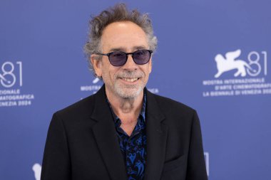 Tim Burton 28 Ağustos 2024 'te Venedik, İtalya' da düzenlenen 81. Venedik Uluslararası Film Festivali sırasında Beetlejuice fotoğraf çekimine katılıyor..