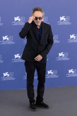 Tim Burton 28 Ağustos 2024 'te Venedik, İtalya' da düzenlenen 81. Venedik Uluslararası Film Festivali sırasında Beetlejuice fotoğraf çekimine katılıyor..