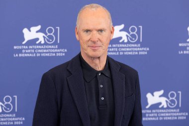 Venedik, İtalya - 28 Ağustos 2024 'te Venedik, İtalya' da düzenlenen 81. Venedik Uluslararası Film Festivali sırasında Michael Keaton Beetlejuice fotoğraf çekimine katıldı..