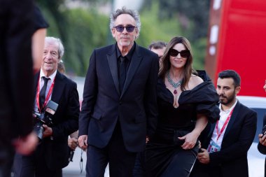 VENICE, İtalya - 28 Ağustos 2024 'te İtalya' nın Venedik kentinde düzenlenen 81. Venedik Uluslararası Film Festivali 'nin açılış töreni kırmızı halısına Tim Burton ve Monica Bellucci katıldı..