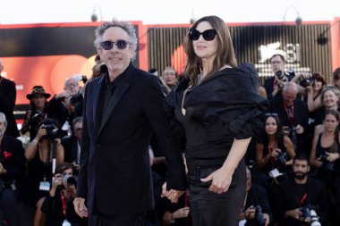 VENICE, İtalya - 28 Ağustos 2024 'te İtalya' nın Venedik kentinde düzenlenen 81. Venedik Uluslararası Film Festivali 'nin açılış töreni kırmızı halısına Tim Burton ve Monica Bellucci katıldı..