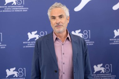 Venedik, İtalya - 29 Ağustos 2024 tarihinde Venedik, İtalya 'da düzenlenen 81. Venedik Uluslararası Film Festivali sırasında Alfonso Cuaron 