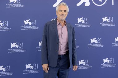 Venedik, İtalya - 29 Ağustos 2024 tarihinde Venedik, İtalya 'da düzenlenen 81. Venedik Uluslararası Film Festivali sırasında Alfonso Cuaron 