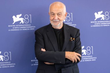 VENİS, İtalya - 28 Ağustos 2024 'te Venedik Uluslararası Film Festivali sırasında Gianni Canova 