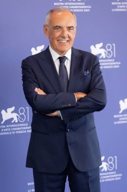 VENICE, İtalya - 28 Ağustos 2024 'te Venedik Uluslararası Film Festivali sırasında Alberto Barbera 