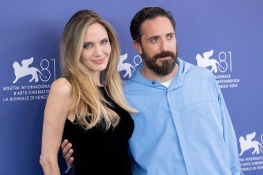 Venedik, İtalya - 29 Ağustos 2024 tarihinde Venedik, İtalya 'da düzenlenen 81. Venedik Uluslararası Film Festivali sırasında Angelina Jolie ve Pablo Larrain 