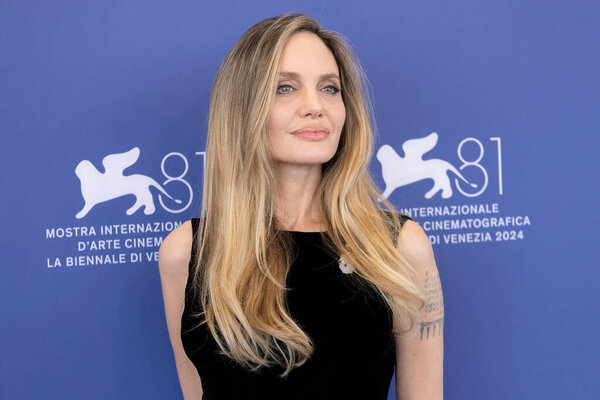 ВЕНИЦИЯ, ИТАЛИЯ - 29 августа: Анджелина Джоли приняла участие в фотозвонке фильма "Мария" во время 81-го Венецианского международного кинофестиваля, который состоялся 29 августа 2024 года в Венеции, Италия.