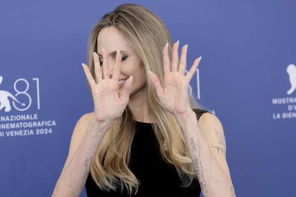 ВЕНИЦИЯ, ИТАЛИЯ - 29 августа: Анджелина Джоли приняла участие в фотозвонке фильма "Мария" во время 81-го Венецианского международного кинофестиваля, который состоялся 29 августа 2024 года в Венеции, Италия.