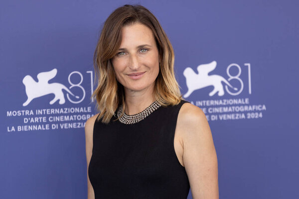 ВЕНИЦИЯ, ИТАЛИЯ - 30 АВГУСТА: Камилла Коттен приняла участие в фотозвонке фильма "Три друга" ("Три друга") во время 81-го Венецианского международного кинофестиваля 30 августа 2024 года в Венеции, Италия