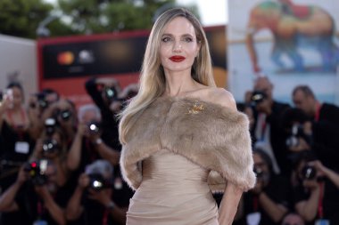 Angelina Jolie 29 Ağustos 2024 'te Venedik Uluslararası Film Festivali sırasında İtalya' nın Venedik kentinde gerçekleştirilen Maria filminin prömiyerine katıldı.. 