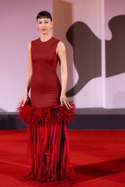 VENICE, İtalya - 29 Ağustos 2024 'te Venedik Uluslararası Film Festivali sırasında Ursula Corbero, 