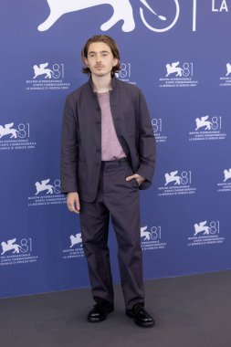 VENICE, İtalya - 1 Eylül 2024 tarihinde Venedik, İtalya 'da düzenlenen 81. Venedik Uluslararası Film Festivali sırasında Austin Abrams 