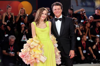 VENICE, İtalya - 1 Eylül 2024 tarihinde Venedik, İtalya 'da düzenlenen 81. Venedik Uluslararası Film Festivali sırasında Chiara Iezzi ve Fabrizio Politi, Venedik Film Ödülleri kırmızı halısına katıldılar.. 