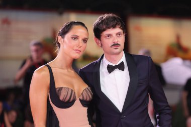 VENICE, İtalya - 1 Eylül 2024 'te Venedik Uluslararası Film Festivali sırasında İtalya' nın Venedik Film Festivali 'ne Lucia Pizzuti ve Fabio Rovazzi katıldı.. 