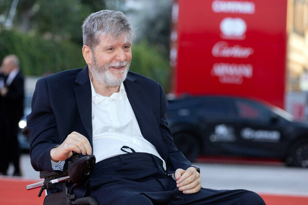 ВЕНИЦА, ИТАЛИЯ - 01 СЕНТЯБРЯ: Марсело Рубенс Пайва посетил красную дорожку "Я все еще здесь" (Ainda Estou Aqui) во время 81-го Венецианского кинофестиваля 01 сентября 2024 года в Венеции, Италия.