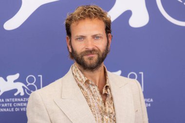 VENICE, İtalya - 31 Ağustos 2024 tarihinde Venedik del Casino Sarayı 'nda düzenlenen 81. Venedik Uluslararası Film Festivali sırasında Alessandro Borghi, Battlefield (Campo Di Battaglia) filminin fotoğraf çağrısına katıldı..