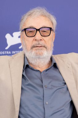 VENICE, İtalya - 31 Ağustos 2024 tarihinde Venedik del Casino Palazzo del Casino 'da düzenlenen 81. Venedik Uluslararası Film Festivali sırasında Gianni Amelio, Battlefield (Campo Di Battaglia) filminin fotoğraf çağrısına katıldı..