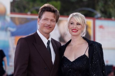 VENICE, ITALY - 31 AĞUSTOS: Thomas Vinterberg ve Helene Reingaard Neumann 31 Ağustos 2024 tarihinde Venedik Uluslararası Film Festivali sırasında 