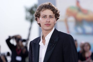 VENICE, İtalya - 31 Ağustos 2024 tarihinde İtalya 'nın Venedik kentinde düzenlenen 81. Venedik Uluslararası Film Festivali sırasında Mattia Carrano Kineo Ödülü kırmızı halısına katıldı..