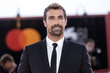VENICE, İtalya - 31 Ağustos - İbrahim Celikkol 31 Ağustos 2024 'te Venedik Uluslararası Film Festivali sırasında İtalya' nın Venedik kentinde Kineo Ödülü kırmızı halısına katıldı.. 