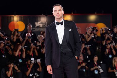 VENICE, İtalya - 31 AĞUSTOS: Nicholas Hoult 31 Ağustos 2024 tarihinde İtalya 'nın Venedik kentinde düzenlenen 81. Venedik Uluslararası Film Festivali sırasında The Order filminin prömiyerine katıldı.. 