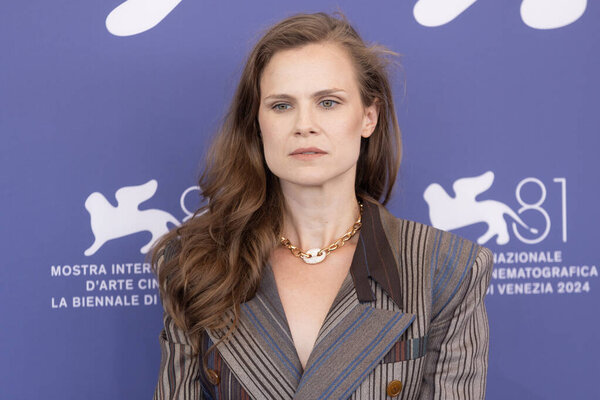 ВЕНИЦИЯ, ИТАЛИЯ - 31 августа: Федерика Розеллини принимает участие в фотозвонке фильма "Поле боя" (Кампо ди Батталья) во время 81-го Венецианского международного кинофестиваля в Палаццо дель Казино 31 августа 2024 года в Венеции, Италия.