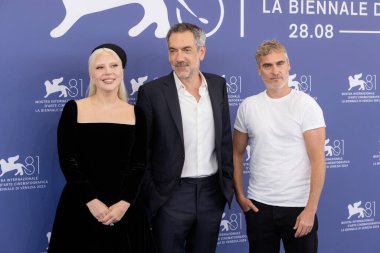 Venedik, İtalya - SEPTEMBER 04: Lady Gaga, Todd Phillips ve Joker Phoenix, 4 Eylül 2024 tarihinde İtalya 'nın Venedik kentinde düzenlenen 81. Venedik Uluslararası Film Festivali sırasında Joker: Folie A Deux adlı filmin fotoğraf çağrısına katıldılar..