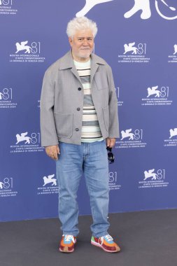 Pedro Almodovar, 2 Eylül 2024 tarihinde Venedik, İtalya 'da düzenlenen 81. Venedik Uluslararası Film Festivali sırasında 