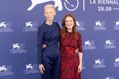VENICE, İtalya - 2 Eylül 2024 'te İtalya' nın Venedik kentinde düzenlenen 81. Venedik Uluslararası Film Festivali sırasında Tilda Swinton ve Julianne Moore 