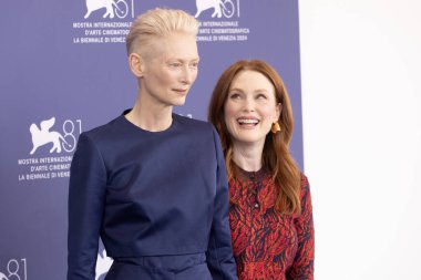 VENICE, İtalya - 2 Eylül 2024 'te İtalya' nın Venedik kentinde düzenlenen 81. Venedik Uluslararası Film Festivali sırasında Tilda Swinton ve Julianne Moore 