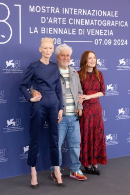 VENICE, İtalya - 2 Eylül 2024 'te İtalya' nın Venedik kentinde düzenlenen 81. Venedik Uluslararası Film Festivali sırasında Tilda Swinton, Pedro Almodovar ve Julianne Moore 