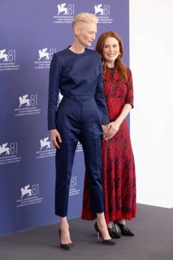 VENICE, İtalya - 2 Eylül 2024 'te İtalya' nın Venedik kentinde düzenlenen 81. Venedik Uluslararası Film Festivali sırasında Tilda Swinton ve Julianne Moore 