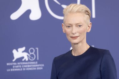 VENEDİS, İtalya - 2 Eylül 2024 tarihinde Venedik, İtalya 'da düzenlenen 81. Venedik Uluslararası Film Festivali sırasında Tilda Swinton 