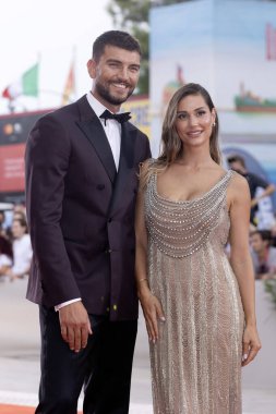 VENEDİS, İTALYA 02 Eylül 2024 tarihinde Venedik, İtalya 'da düzenlenen 81. Venedik Uluslararası Film Festivali sırasında Marco Fantini ve Beatrice Valli 