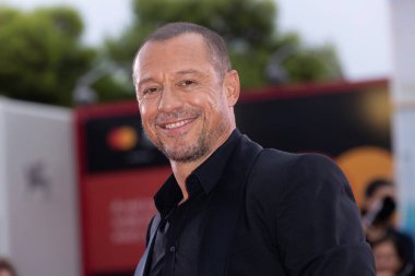 Stefano Accorsi, Venedik Uluslararası Film Festivali sırasında 2 Eylül 2024 'te İtalya' nın Venedik kentinde düzenlenen 81..